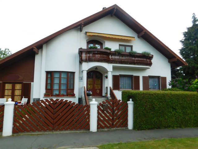 Eladó családi ház, Keszthelyen 137 M Ft, 10 szobás