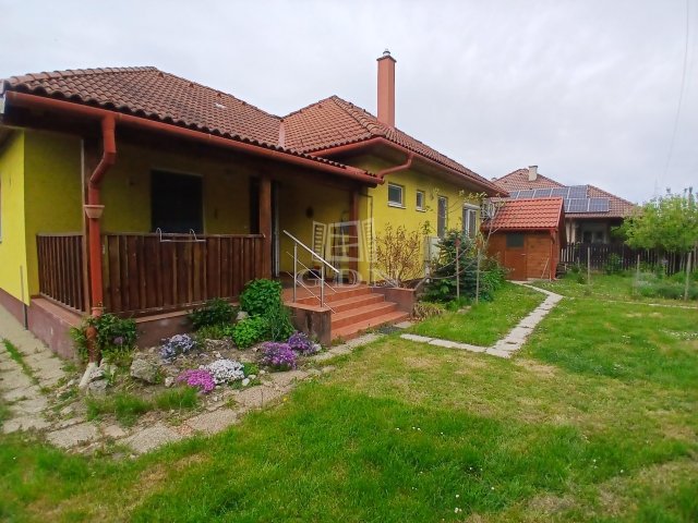 Eladó családi ház, Ajkán 150 M Ft, 3 szobás