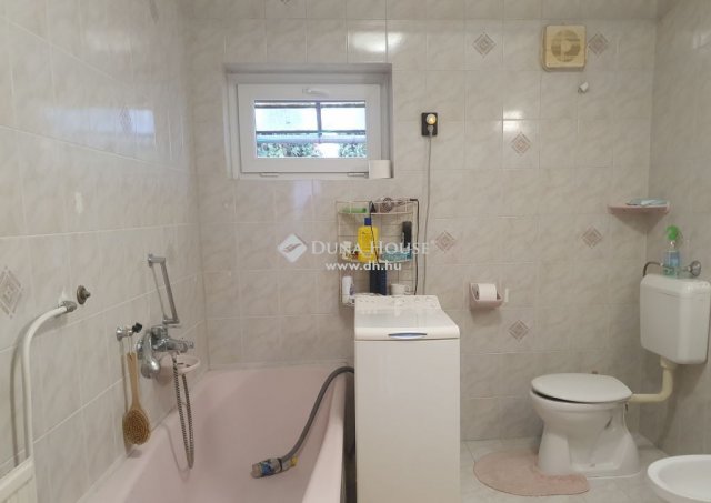 Eladó családi ház, Pécsett 184 M Ft, 8 szobás