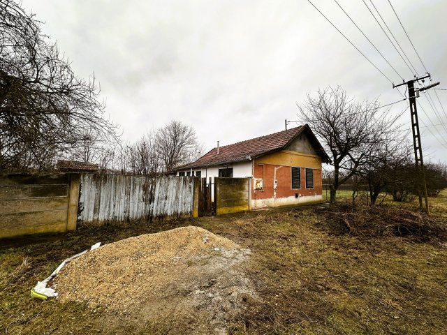 Eladó családi ház, Dombiratoson 4.9 M Ft, 3 szobás