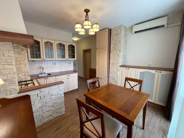 Kiadó panellakás, albérlet, Pécsett, Madách Imre utcában