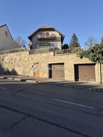 Eladó családi ház, Pécsett 199 M Ft, 8 szobás