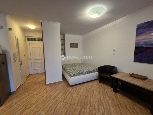 Eladó téglalakás, Siófokon 69.6 M Ft, 1 szobás