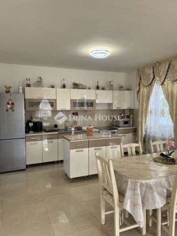 Eladó családi ház, Ercsiben 49 M Ft, 6+1 szobás