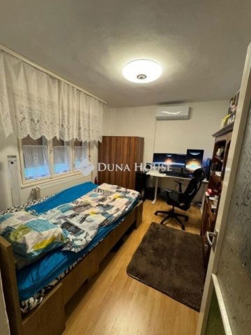 Eladó családi ház, Pécsett 65 M Ft, 3 szobás