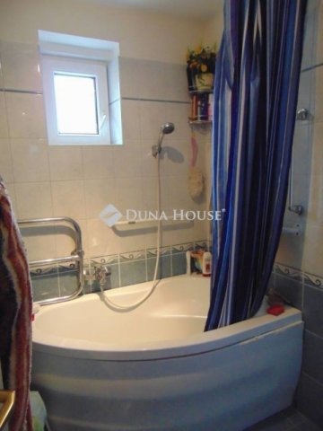 Eladó családi ház, Úrin 260 M Ft, 8 szobás