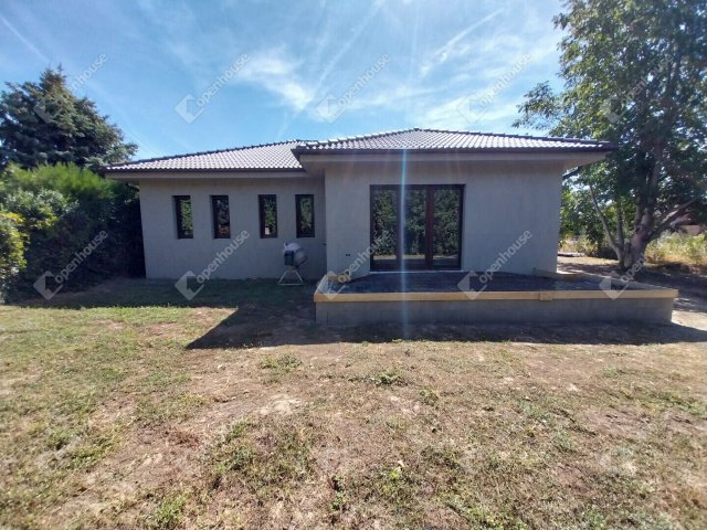Eladó ikerház, Tácon 84.8 M Ft, 3 szobás / költözzbe.hu