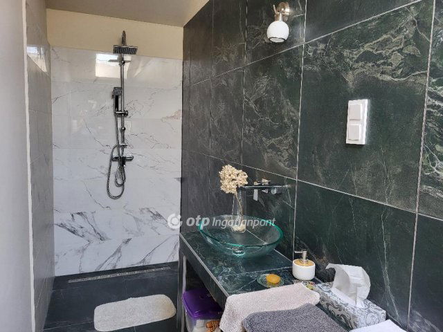 Eladó családi ház, Balatonszárszón 178 M Ft, 6 szobás