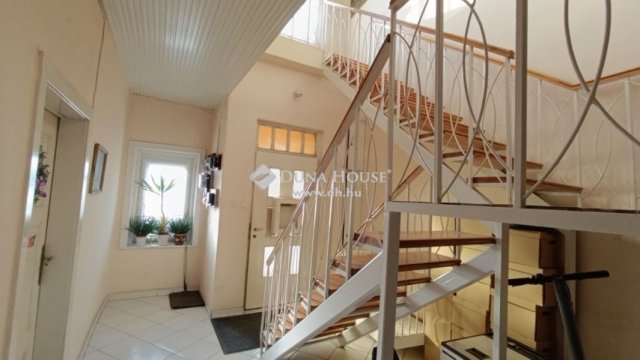 Eladó téglalakás, Mohácson 68.9 M Ft, 4 szobás