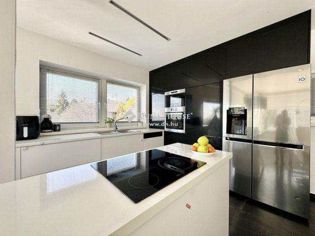 Eladó családi ház, Pécsett 349 M Ft, 5 szobás