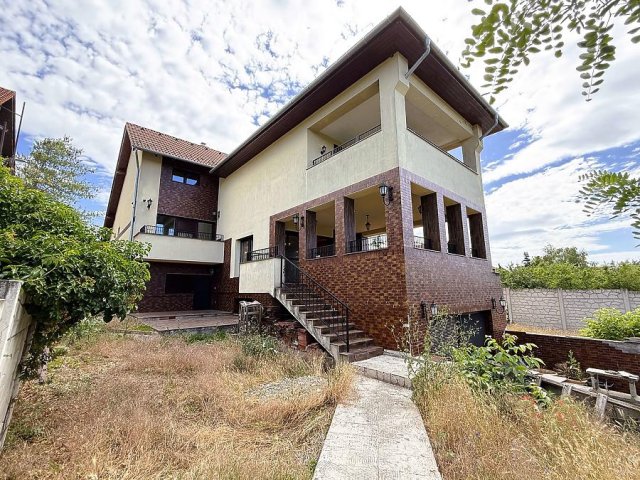 Eladó családi ház, Szentendrén 224.9 M Ft, 9 szobás