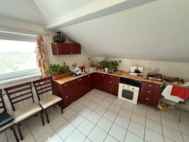 Eladó családi ház, Székesfehérvárott 204.9 M Ft, 9 szobás