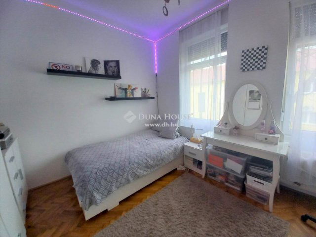 Eladó téglalakás, Pécsett 67 M Ft, 4 szobás