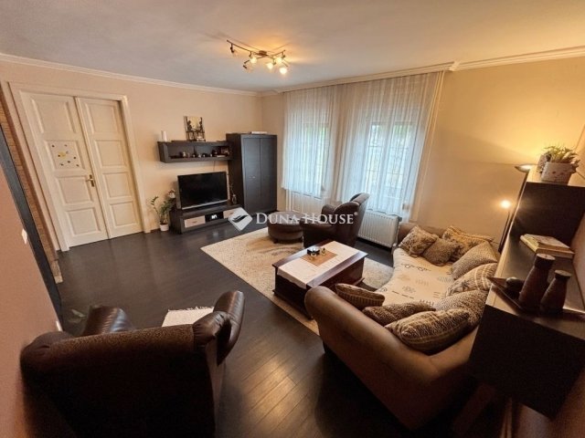 Eladó téglalakás, Szombathelyen 105 M Ft, 4 szobás