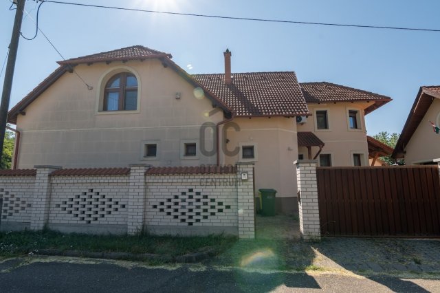 Eladó családi ház, Egerben 219.99 M Ft, 10 szobás
