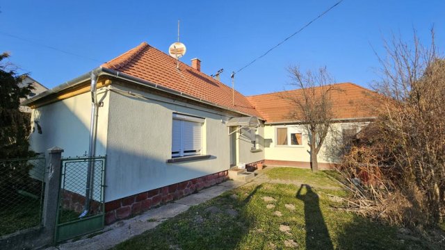 Eladó családi ház, Pannonhalmán 84.9 M Ft, 4 szobás