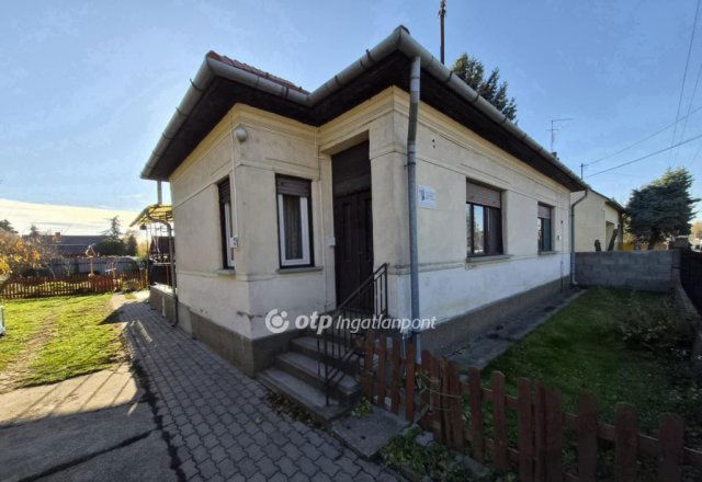 Eladó családi ház, Ercsiben 71.9 M Ft, 3 szobás