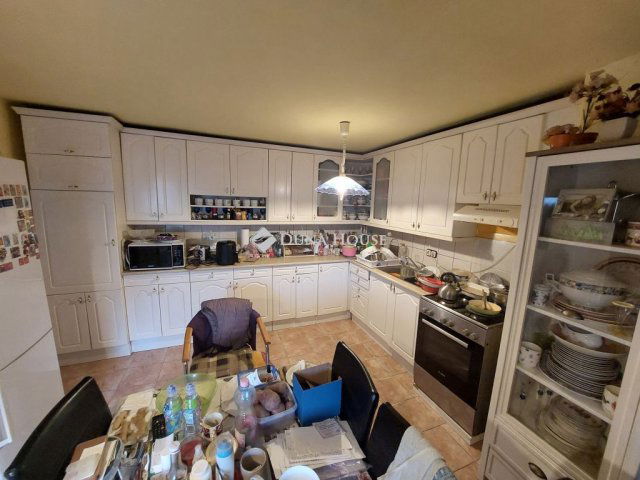 Eladó családi ház, Sarródon 82 M Ft, 5 szobás