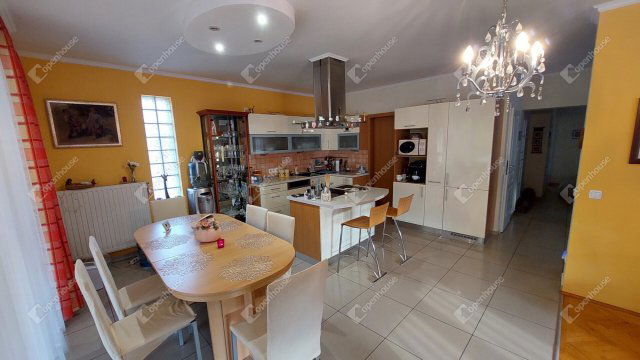 Eladó családi ház, Tatabányán 169.9 M Ft, 7 szobás