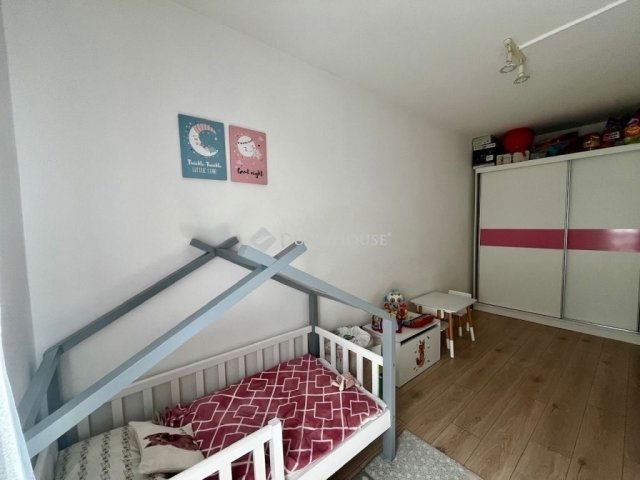 Eladó panellakás, Pécsett 49.9 M Ft, 3 szobás