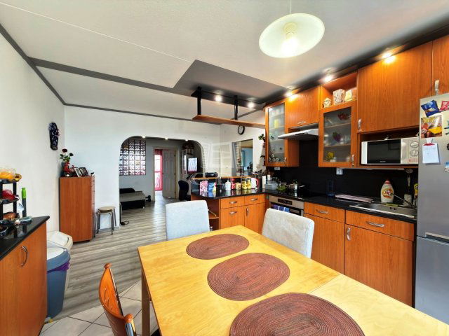 Eladó panellakás, Székesfehérvárott 66.9 M Ft, 1+3 szobás