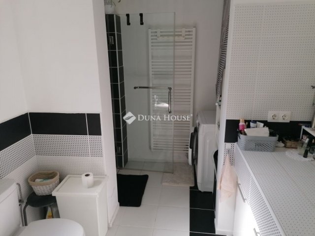 Eladó családi ház, Pécsett 94.99 M Ft, 2 szobás