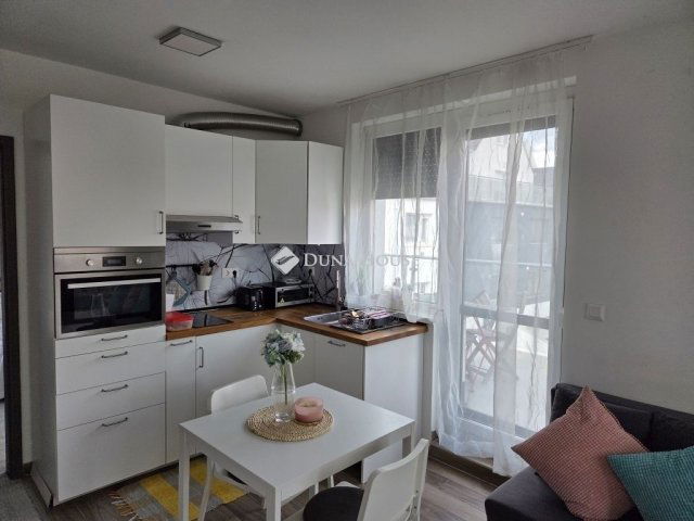 Eladó téglalakás, Pécsett 74 M Ft, 3 szobás