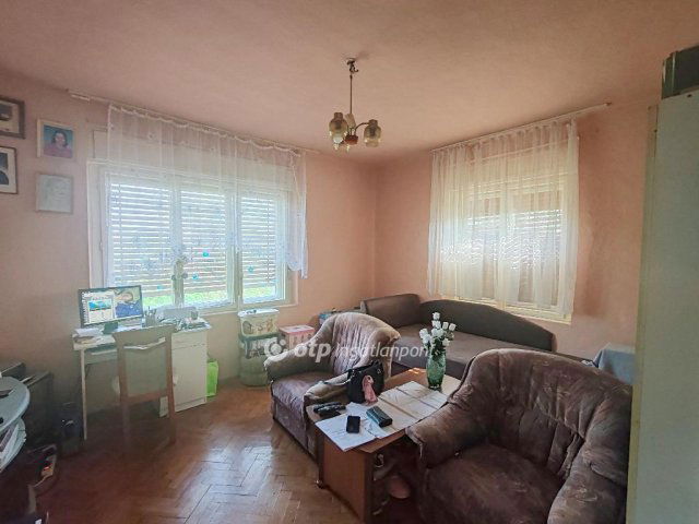 Eladó családi ház, Jászladányon 9 M Ft, 2 szobás