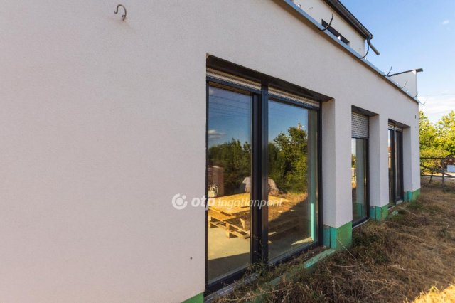Eladó családi ház, Velencén 159 M Ft, 3+2 szobás