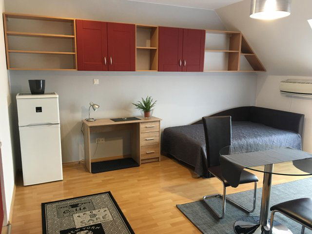 Kiadó téglalakás, albérlet, Pécsett 175 E Ft / hó, 1 szobás