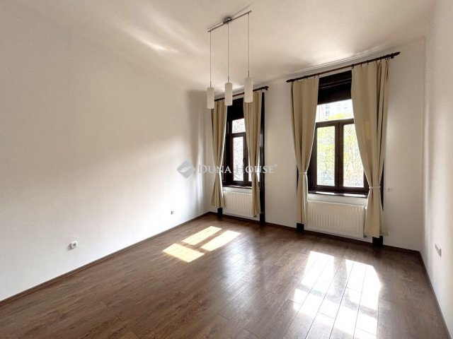 Eladó téglalakás, Budapesten, VIII. kerületben, Baross utcában