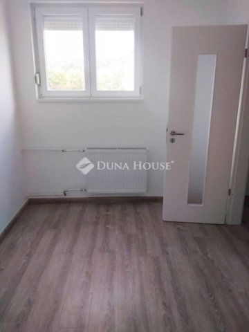 Eladó panellakás, Pécsett 62.9 M Ft, 3 szobás