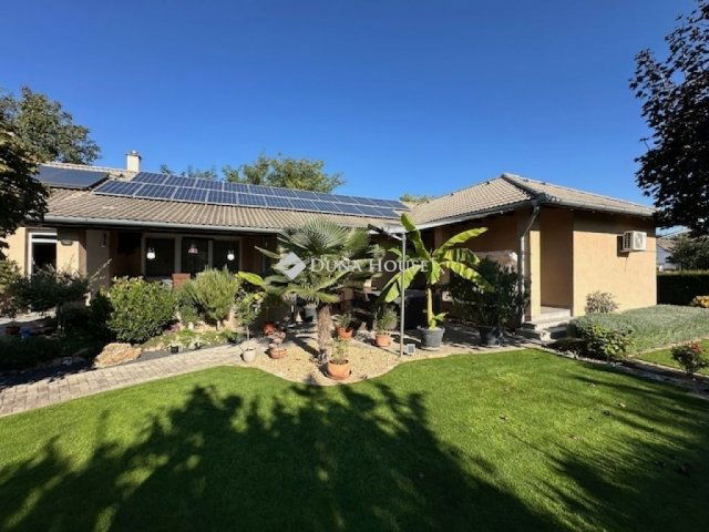 Eladó családi ház, Nagyvenyimen 129.9 M Ft, 4 szobás