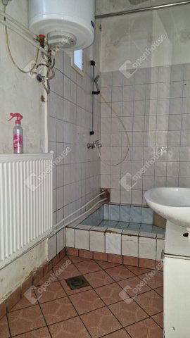 Eladó családi ház, Komáromban 29.9 M Ft, 1 szobás