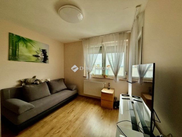 Eladó téglalakás, Pécsett 79.9 M Ft, 3 szobás