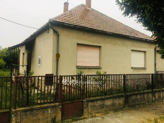 Eladó családi ház, Felsőszentmártonon 20 M Ft, 4 szobás