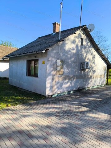 Eladó családi ház, Tiszaföldváron 12 M Ft, 2 szobás