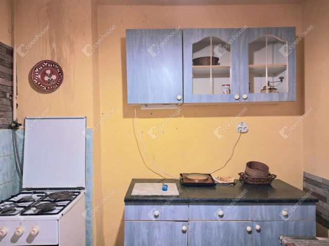 Eladó családi ház, Komáromban 29.5 M Ft, 1 szobás