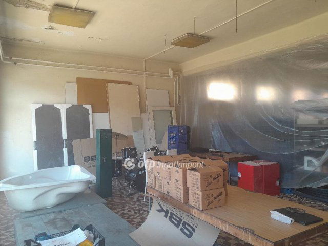 Eladó üzlethelyiség, Komáromban 132 M Ft / költözzbe.hu