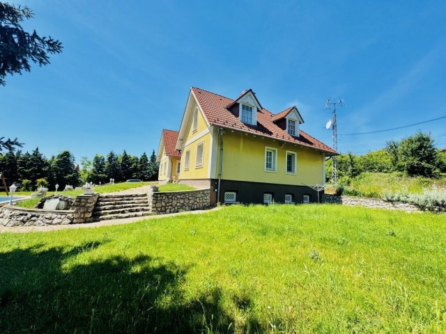 Eladó családi ház, Cserszegtomajon 230 M Ft, 9 szobás