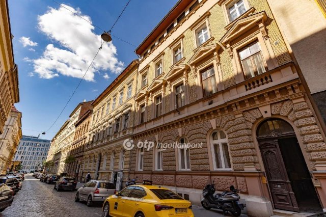 Eladó téglalakás, Budapesten, VI. kerületben 52.5 M Ft, 2 szobás