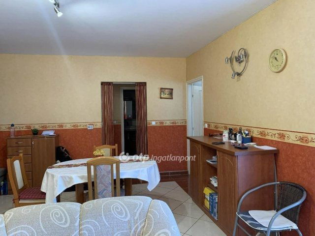 Eladó téglalakás, Szegeden 75 M Ft, 2 szobás