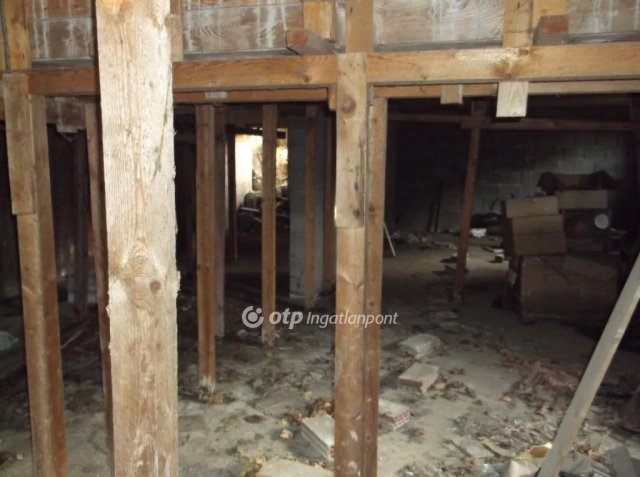 Eladó családi ház, Gyöngyösön 14 M Ft, 1 szobás