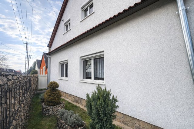 Eladó családi ház, Hosszúhetényen 94.9 M Ft, 8 szobás