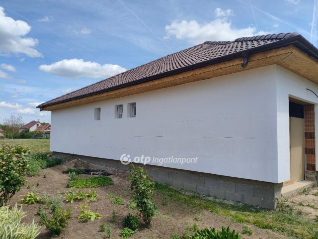 Eladó családi ház, Pusztaszabolcson 87.9 M Ft, 3 szobás