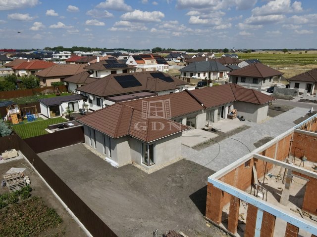 Eladó ikerház, Jászberényben 72 M Ft, 4 szobás