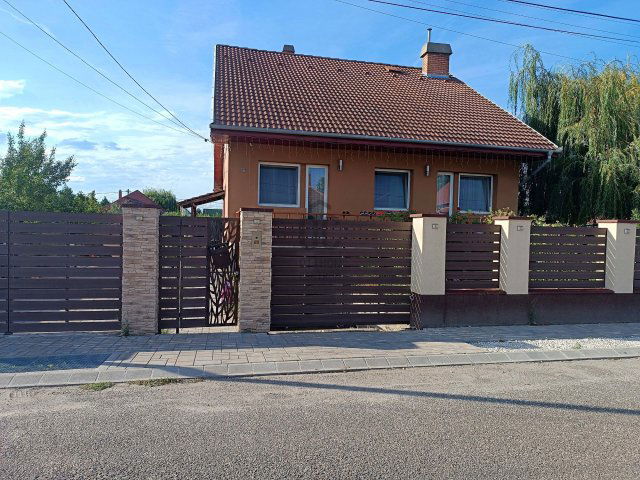 Eladó családi ház, Szigethalmon 129.9 M Ft, 8 szobás