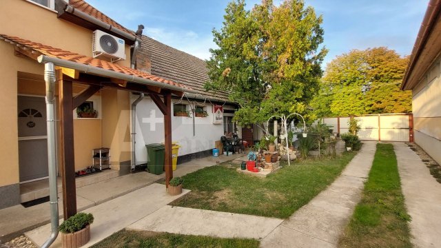 Eladó családi ház, Szegeden 82 M Ft, 8 szobás