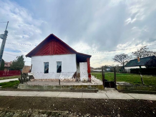 Eladó családi ház, Jászladányon 5 M Ft, 1 szobás