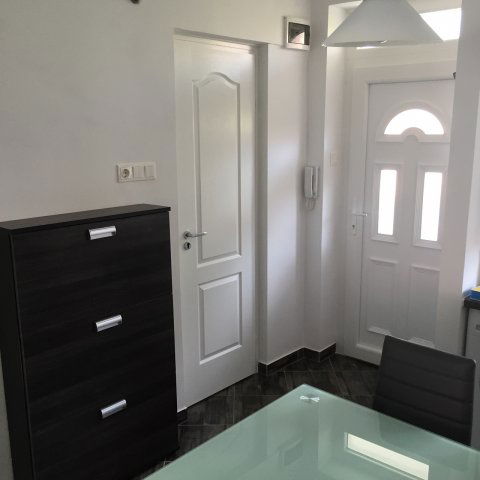 Kiadó téglalakás, albérlet, Pécsett, Petőfi utcában, 3 szobás